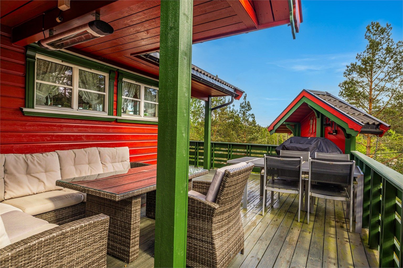 En lun delvis overbygget del av verandaen.