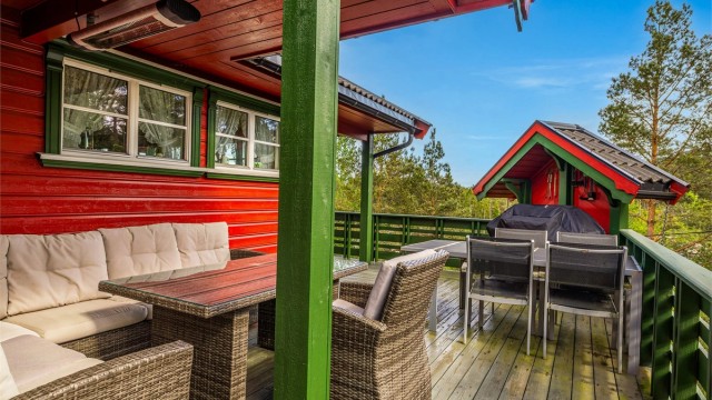 En lun delvis overbygget del av verandaen.