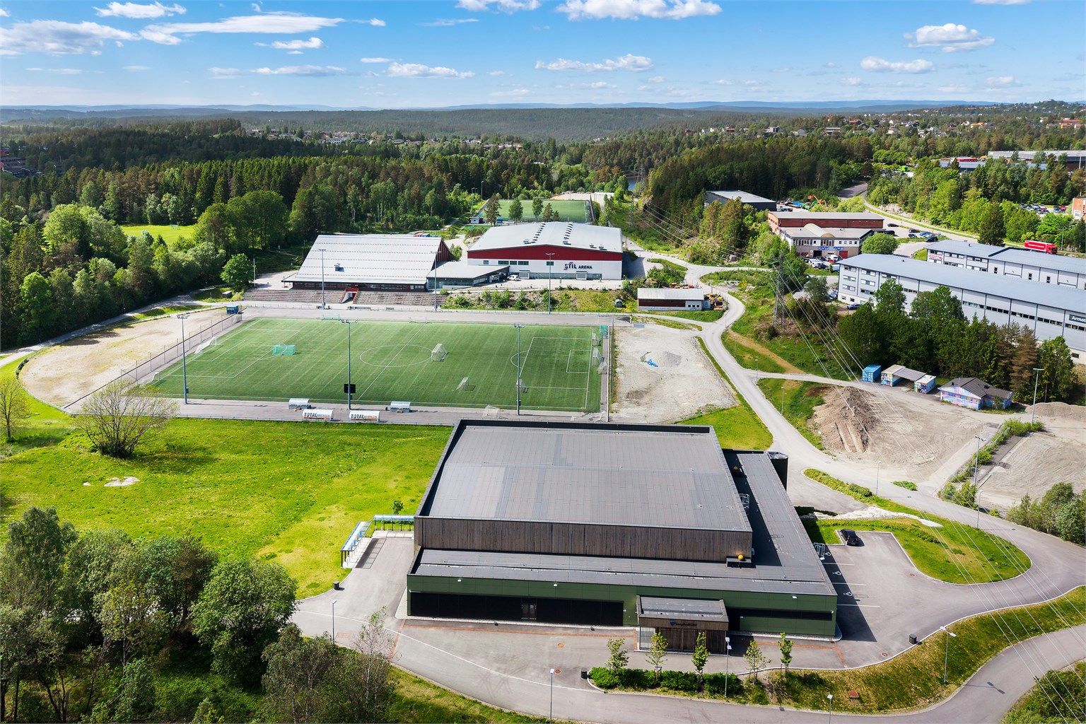 Langhus Idrettspark med idrettshall, fotballbaner og skøytebane på vinteren når forholdene er tilstede