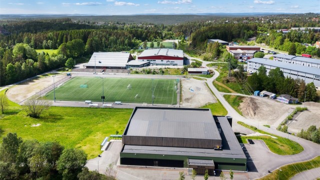 Langhus Idrettspark med idrettshall, fotballbaner og skøytebane på vinteren når forholdene er tilstede