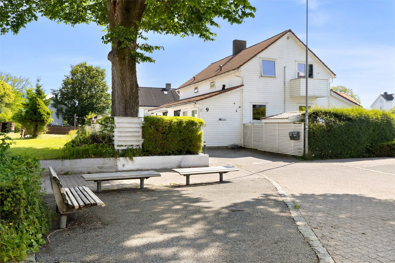 Koselig gatetun utenfor eiendommen. Innkjørsel - ikke regulert og godkjent. 