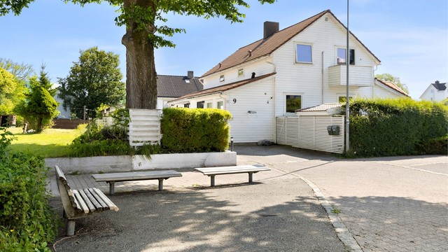 Koselig gatetun utenfor eiendommen. Innkjørsel - ikke regulert og godkjent.