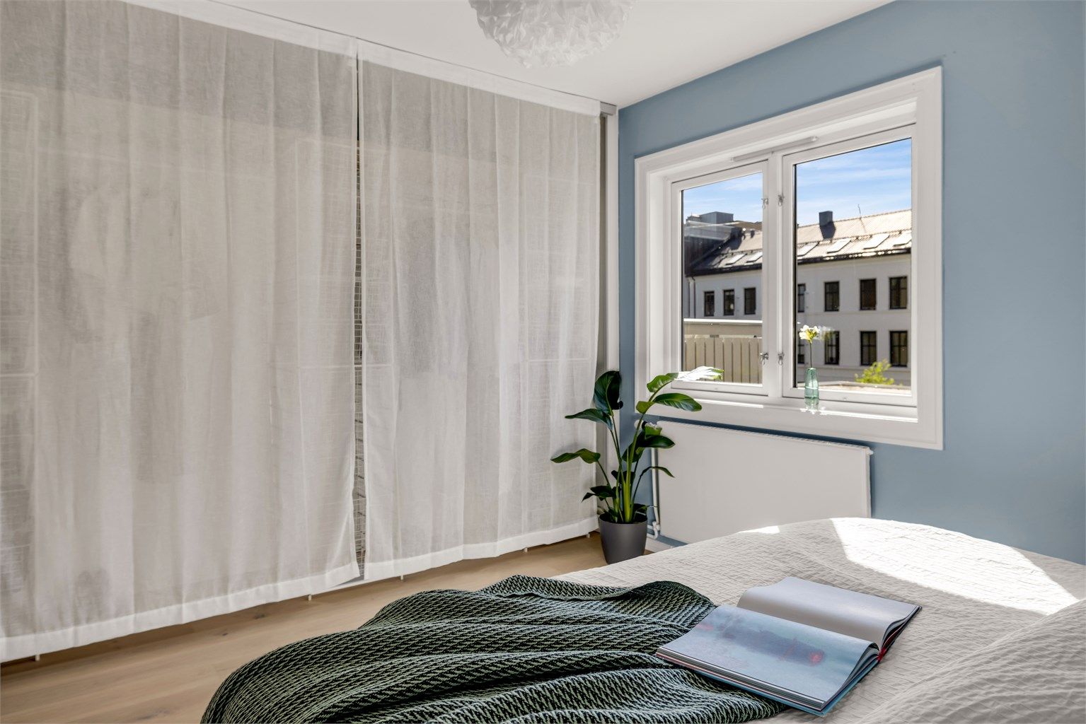 Store vindusflater gjør at rommet oppleves lyst og luftig.