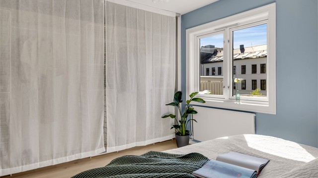 Store vindusflater gjør at rommet oppleves lyst og luftig.