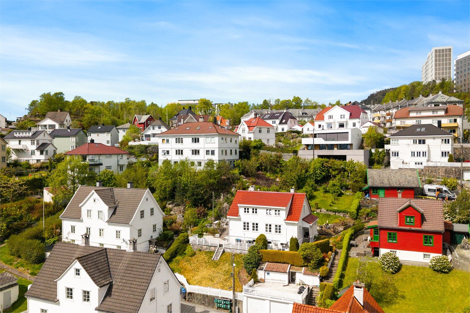 Det er gangavstand til Hellen barneskole og Nyhavn barnehage, samt kollektivtransport, Norges Handelshøyskole, Joker og Rema 1000.