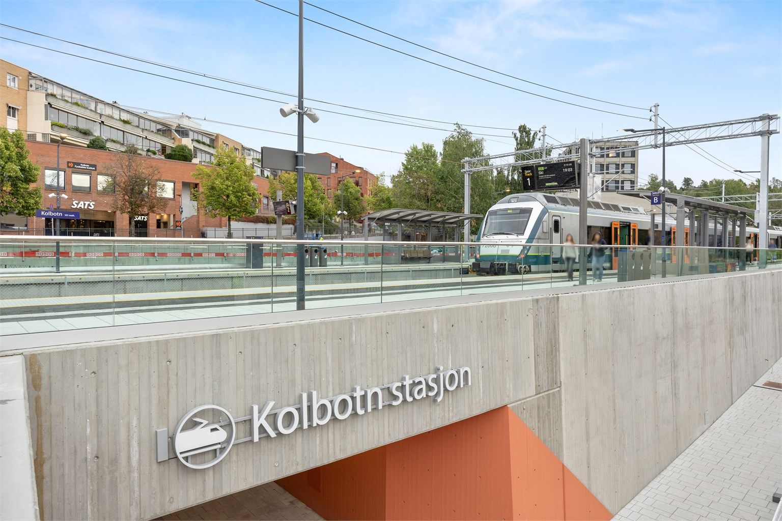  Ny oppusset Kolbotn togstasjon - god forbindelse mot nord og syd - hyppige avganger store deler av dagen til Oslo (kun ca. 19 min til Oslo S)