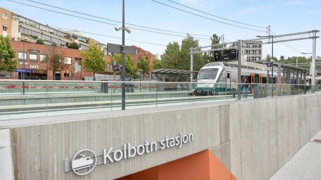 Ny oppusset Kolbotn togstasjon - god forbindelse mot nord og syd - hyppige avganger store deler av dagen til Oslo (kun ca. 19 min til Oslo S)