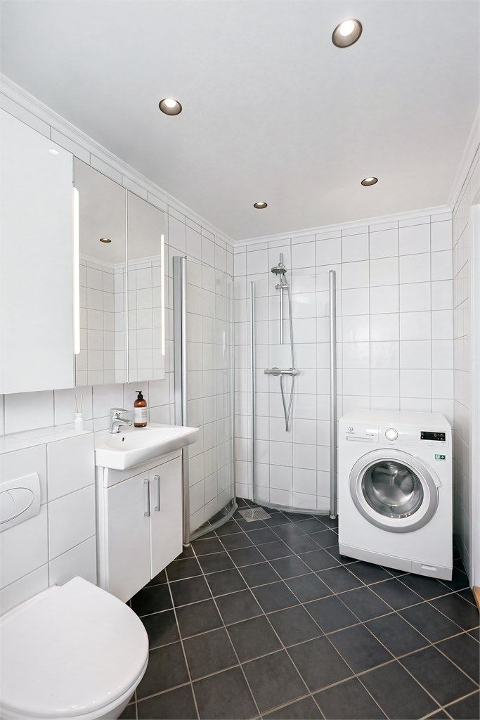 Badet er innredet med dusjhjørne med innfellbare glassdører og har opplegg for og plass til både vaskemaskin og tørketrommel.