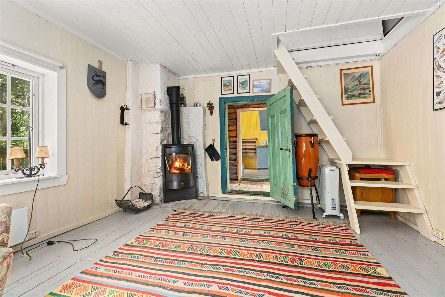 I stuen er det trapp opp til hemsen som er innredet som soverom.