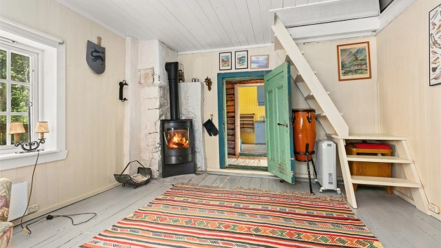 I stuen er det trapp opp til hemsen som er innredet som soverom.