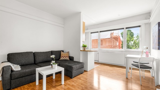 Boligen har et lyst og trivelig oppholdsrom med god plass til å møblere etter ønske og behov.