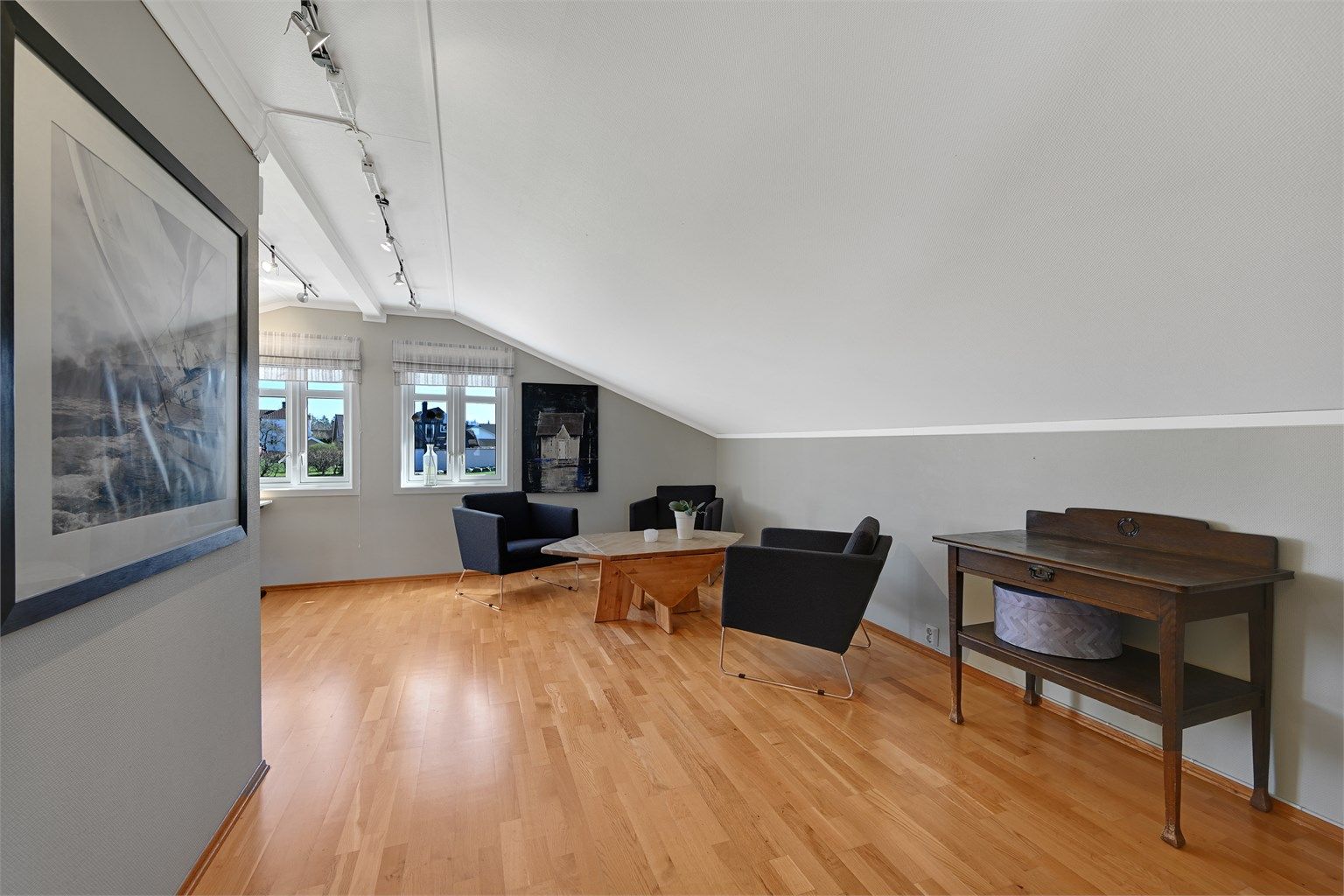 Arealet gir fleksible muligheter for hjemmekontor eller hobbyrom. (Ikke godkjent til varig opphold).