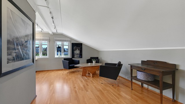 Arealet gir fleksible muligheter for hjemmekontor eller hobbyrom. (Ikke godkjent til varig opphold).