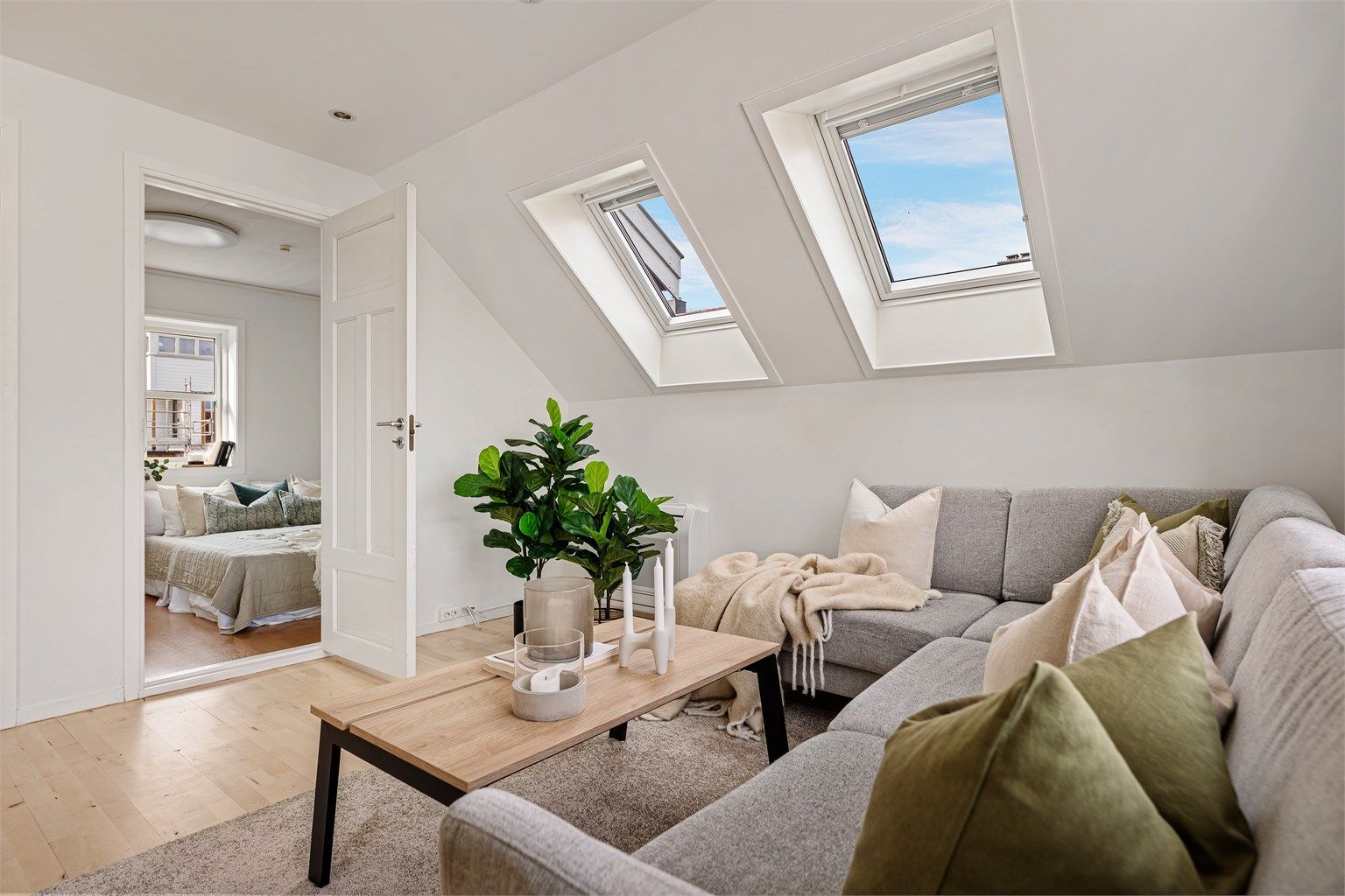 Takvinduene slipper inn godt med lys. Taket utvendig og takvindu var nytt i 2016. 