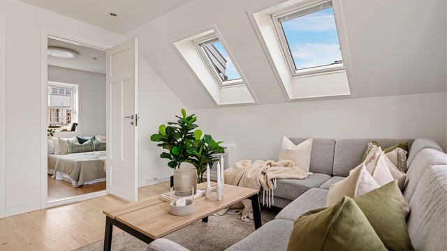 Takvinduene slipper inn godt med lys. Taket utvendig og takvindu var nytt i 2016.