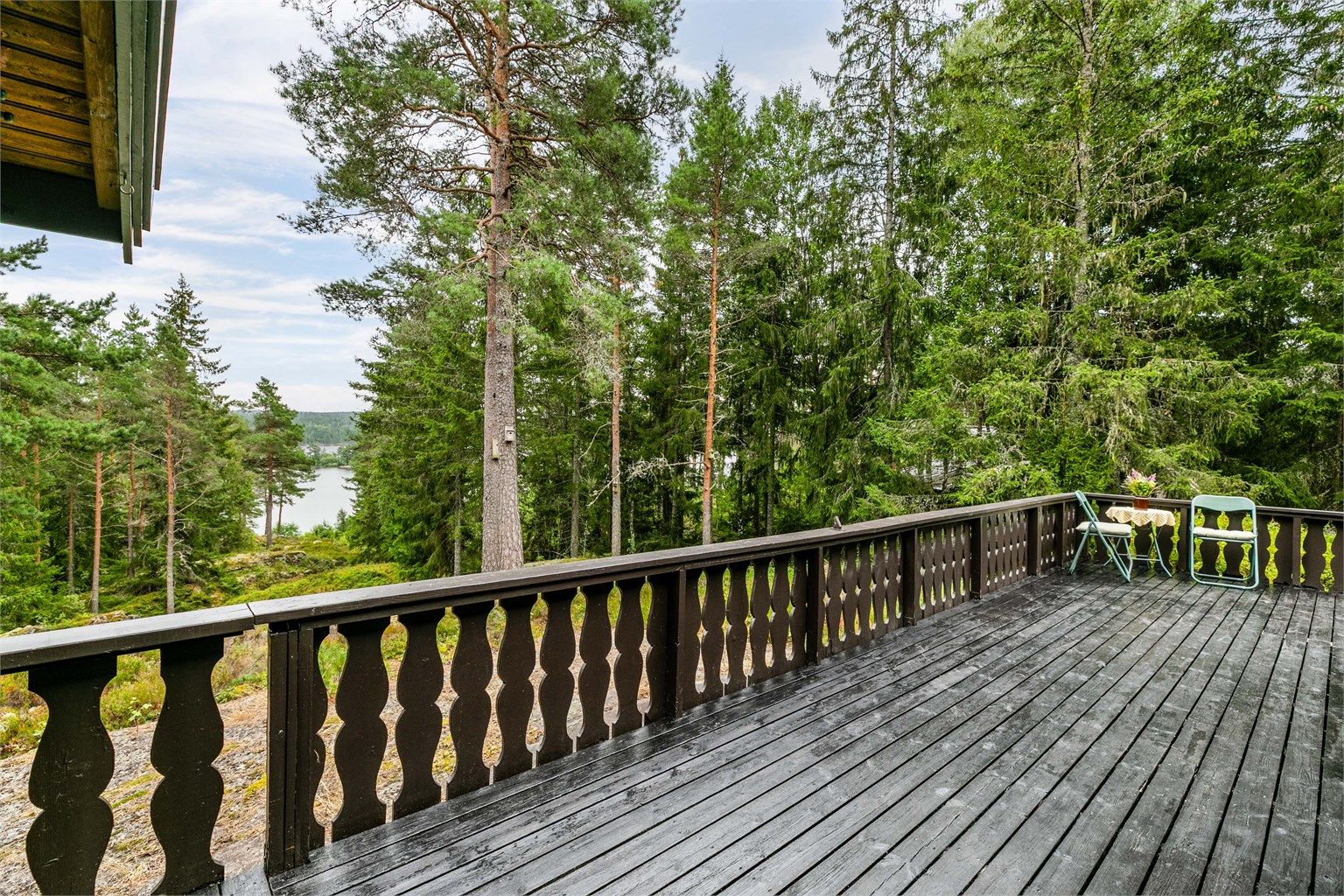 Rundt hytta er det anlagt flere uteplasser som til sammen har sol hele dagen gjennom sommerstid.