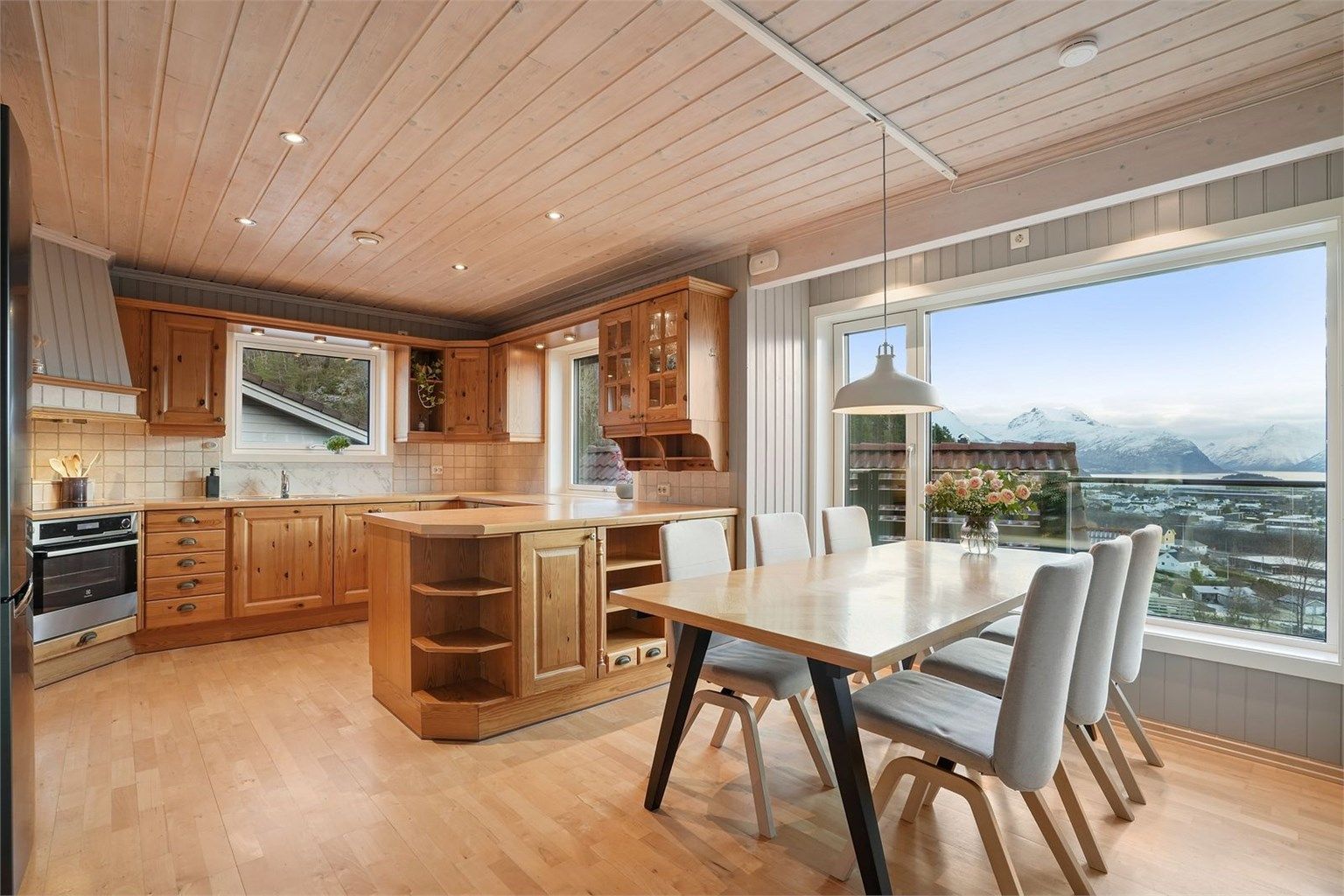 Det er god plass til spisebord på kjøkkenet - plassert ved vindu med flott utsikt mot fjord og fjell