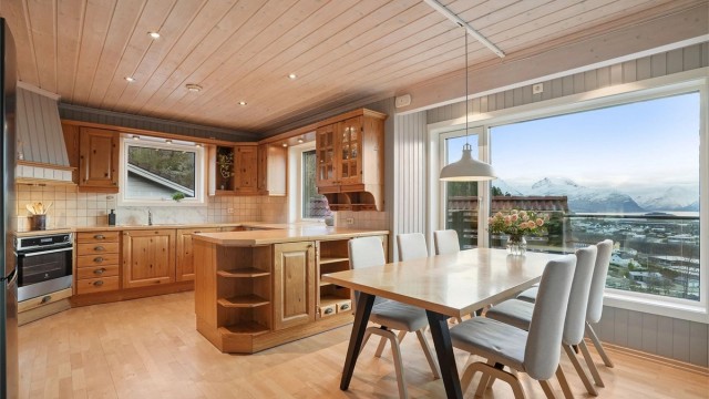 Det er god plass til spisebord på kjøkkenet - plassert ved vindu med flott utsikt mot fjord og fjell