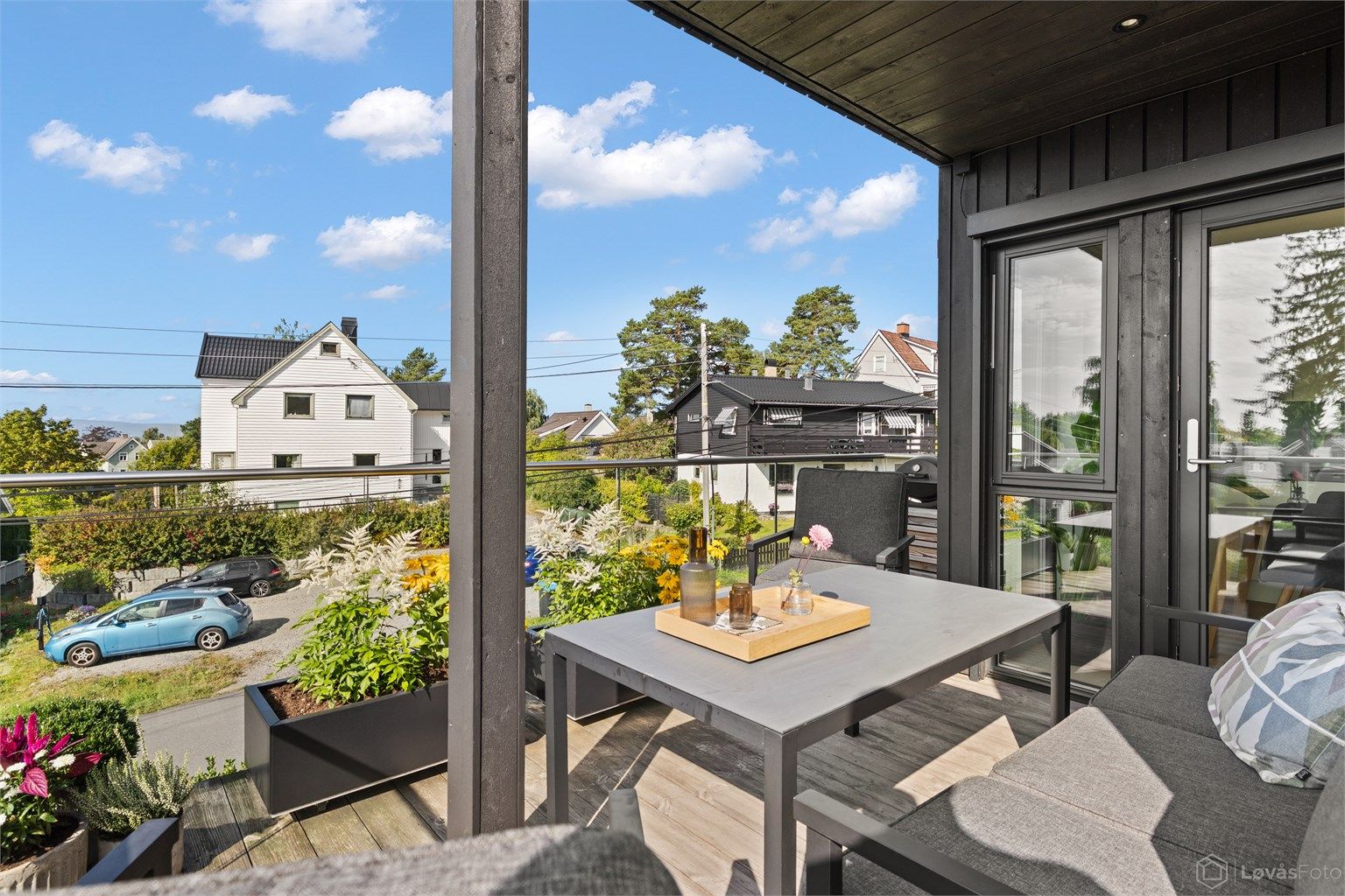Her kan du nyte gode solforhold fra ettermiddag til kveld, med plass til både sittegruppe og hyggelige måltider utendørs.