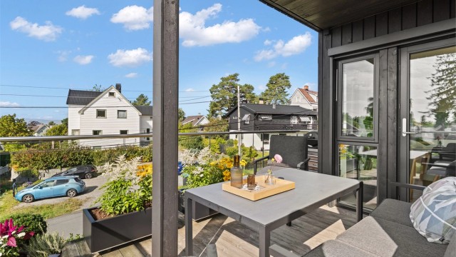 Her kan du nyte gode solforhold fra ettermiddag til kveld, med plass til både sittegruppe og hyggelige måltider utendørs.