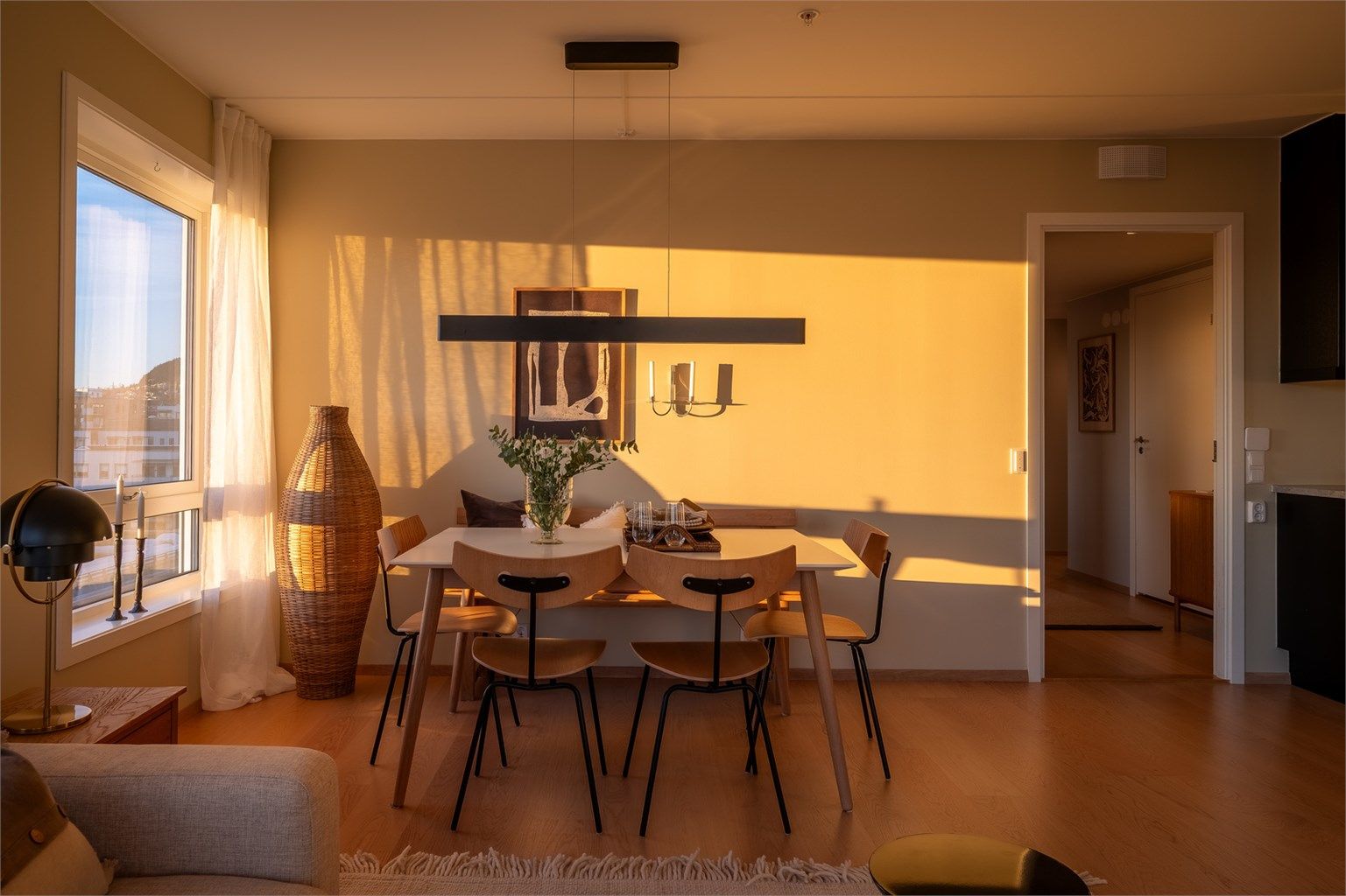 Her kan både gode middager og hyggelige kvelder nytes med flotte solnedganger i horisonten