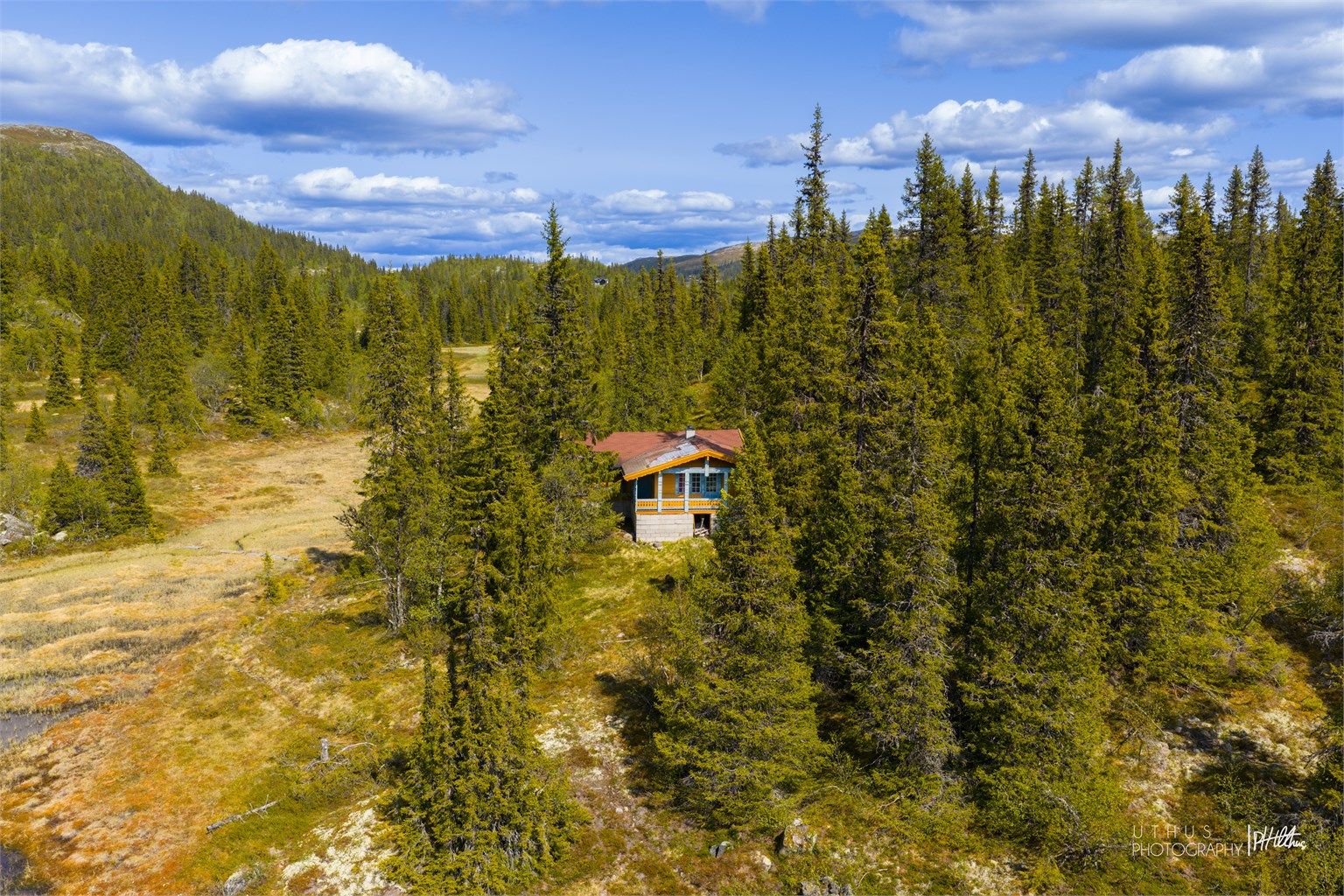 Hytten ligger i et fredfullt området med nærhet til turterreng, skiløyper og slokuvatnet