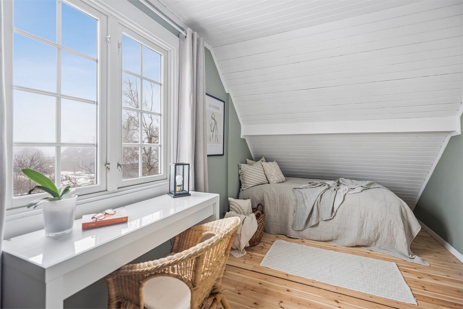 Soverom nr. 2 er også av god størrelse med skyvedørsgarderobe og plassbygde skap over denne.