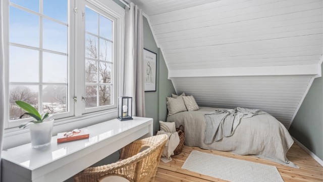 Soverom nr. 2 er også av god størrelse med skyvedørsgarderobe og plassbygde skap over denne.