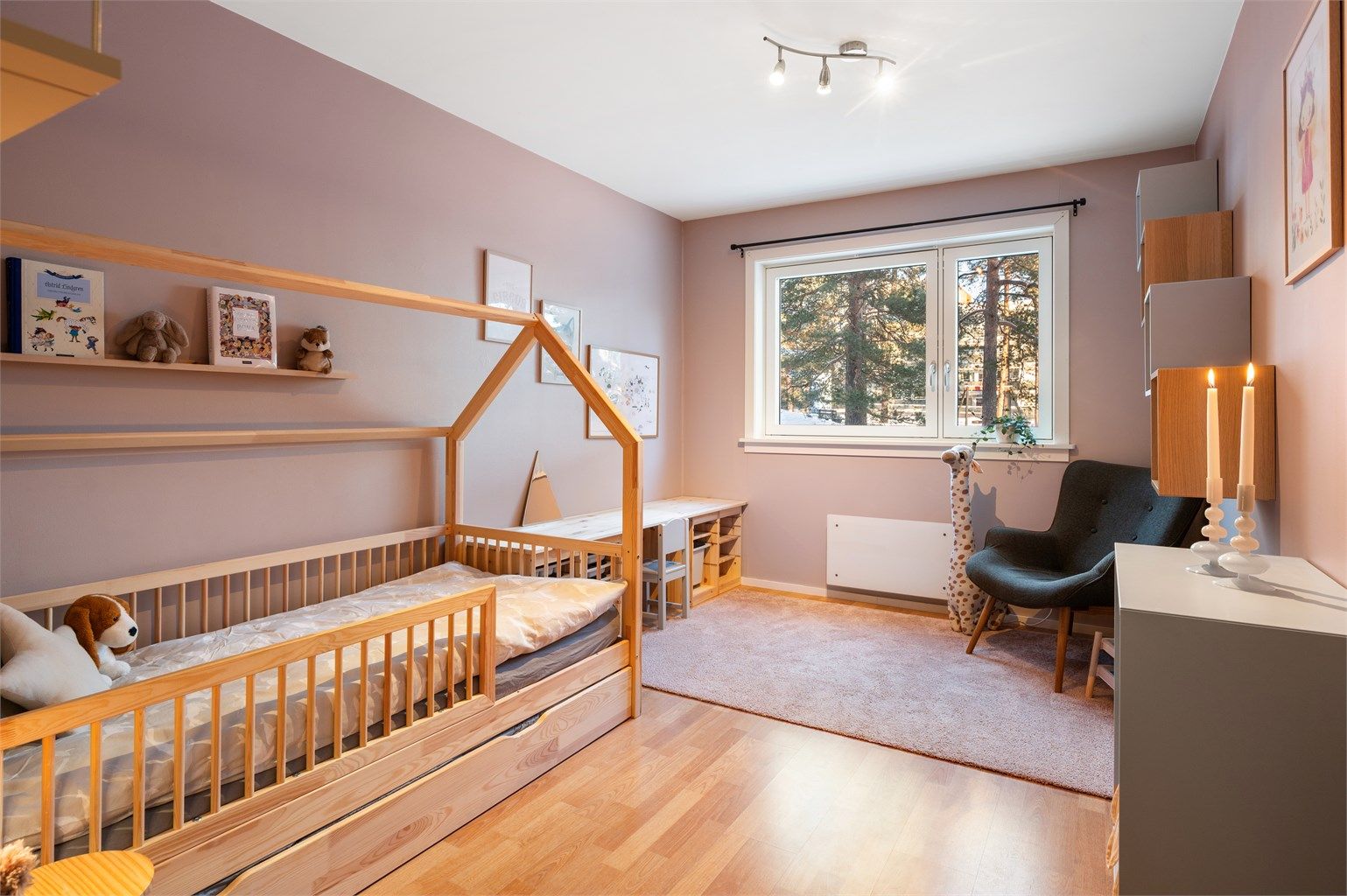 Det andre soverommet er lyst og har god plass til seng og skrivebord.