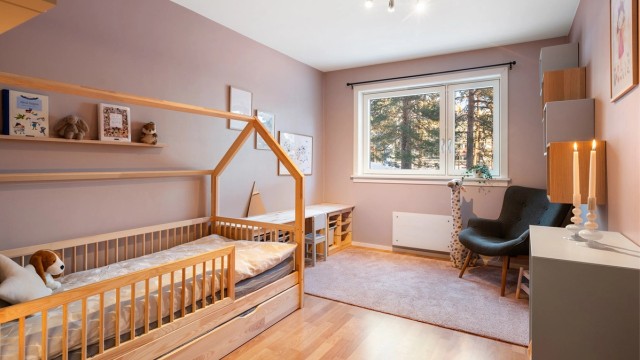 Det andre soverommet er lyst og har god plass til seng og skrivebord.