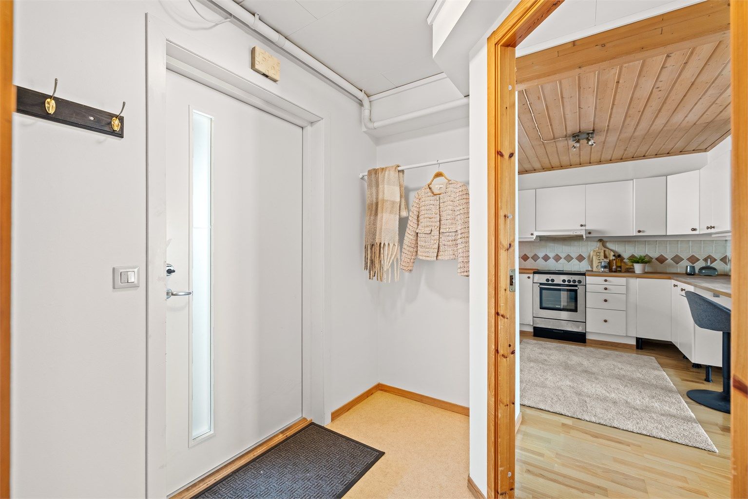 Entréen har en praktisk nisje for yttertøy