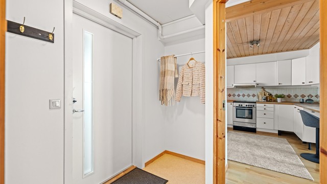 Entréen har en praktisk nisje for yttertøy