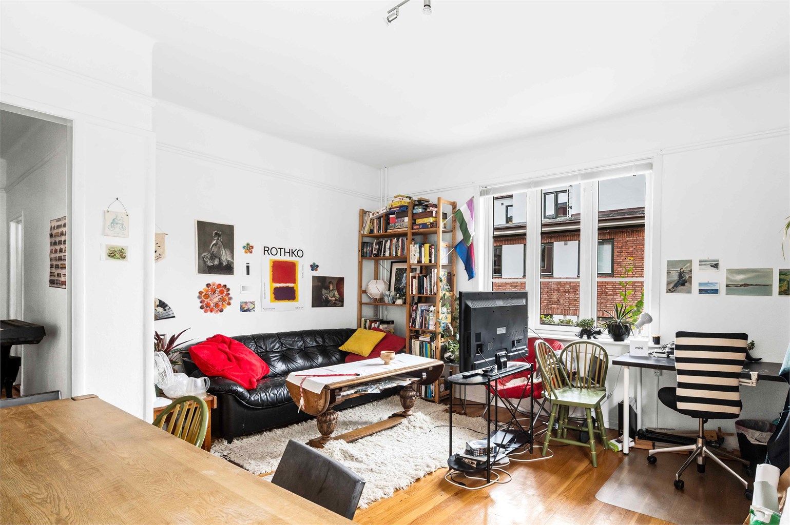 Stuen er romslig og kan enkelt møbleres med en hyggelig sofagruppe med tilhørende møblement. 