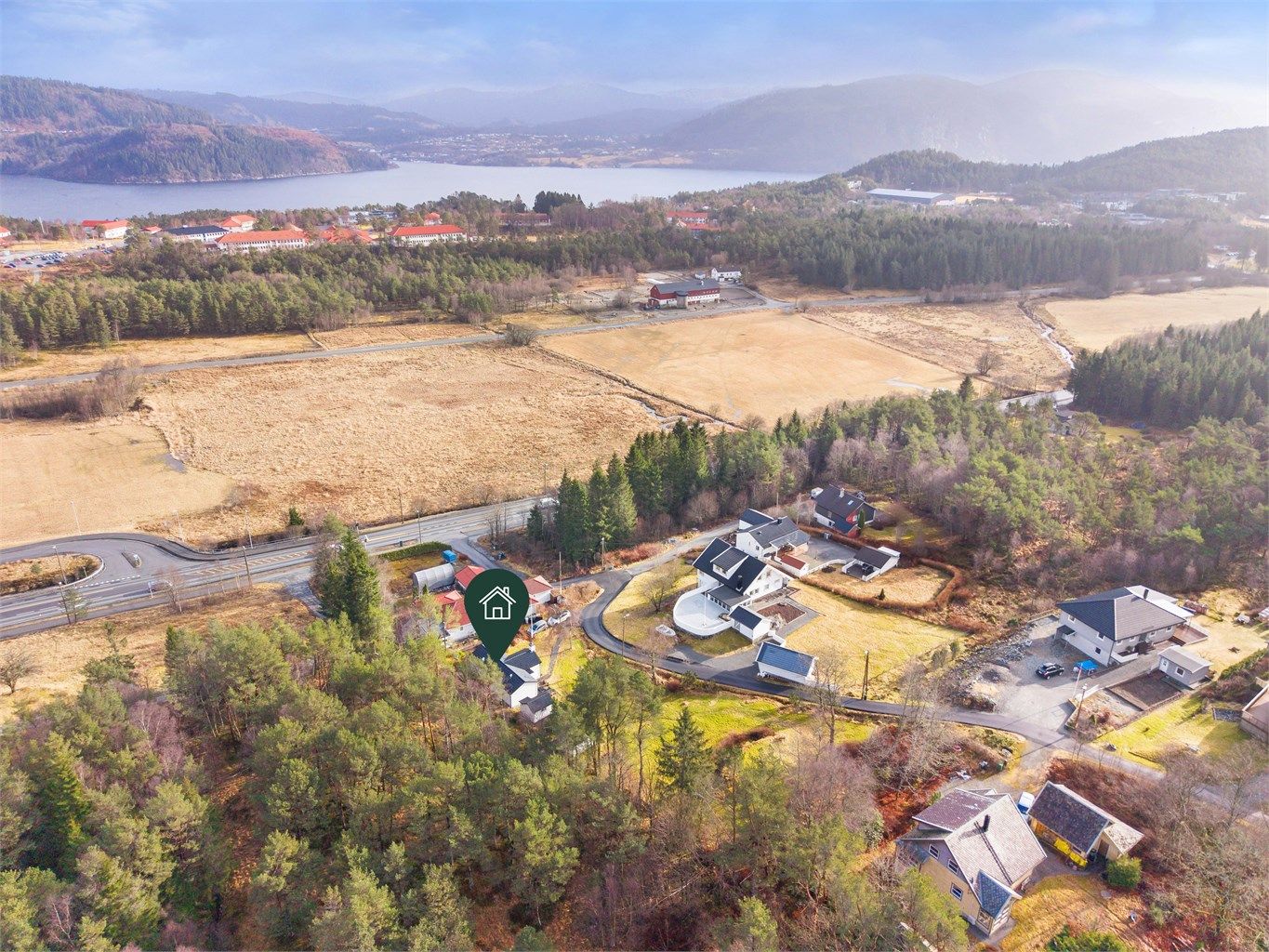 Like i nærheten ligger også Bergen Travpark og området er kjent for er godt hestemiljø og fine områder for rideturer