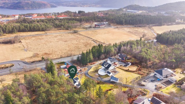 Like i nærheten ligger også Bergen Travpark og området er kjent for er godt hestemiljø og fine områder for rideturer