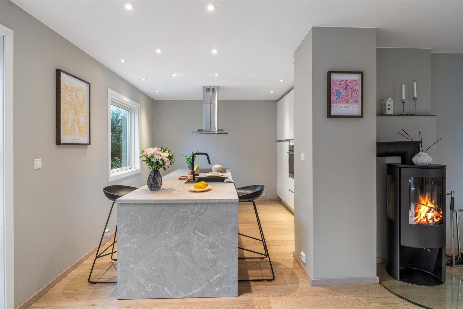 Innredningen har glatte fronter og downlights i himling som gir god arbeidsbelysning.