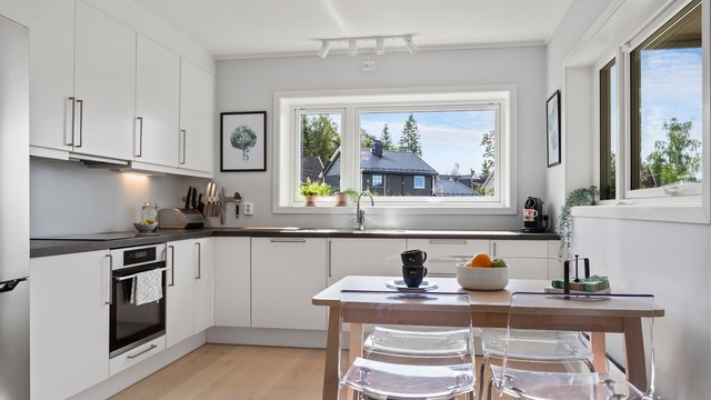 En arealeffektiv og sosial sone der kjøkken, spisestue og stue henger naturlig sammen.