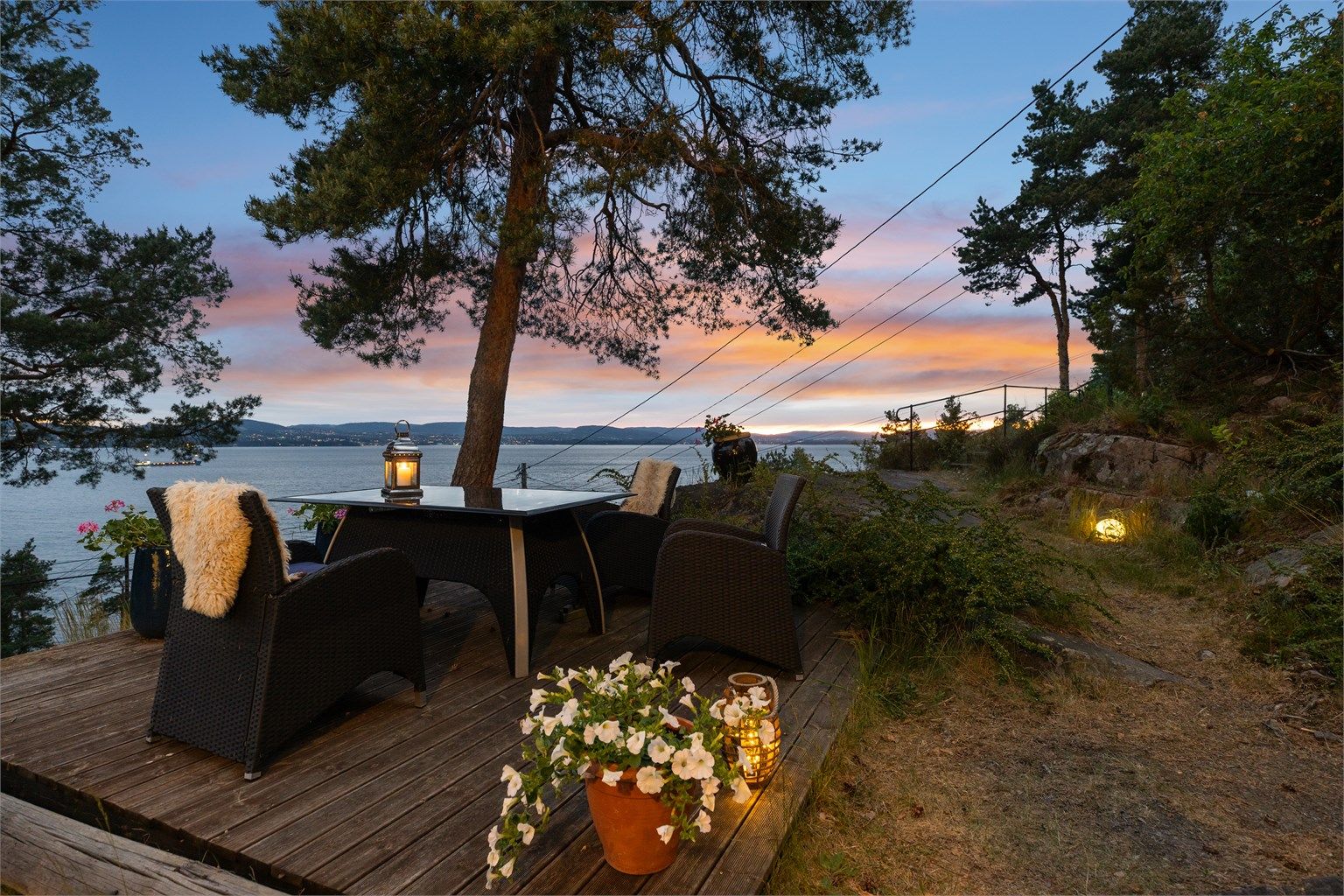 Her sitter du på første rad til solnedgangen og himmelens vakre fargespill