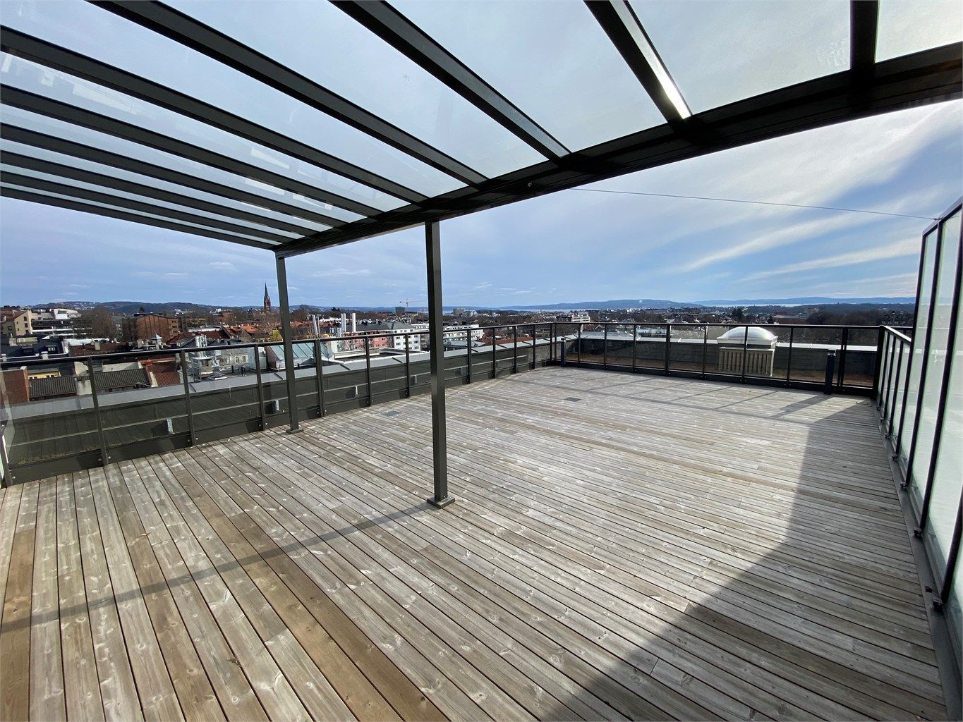 Meget stor privat takterrasse med sol fra morgen til kveld.