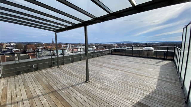 Middelthunet rett ved Frognerparken - Nyere og meget pen topp og hjørneleilighet med meget stor privat takterrasse med sol fra morgen til kveld.