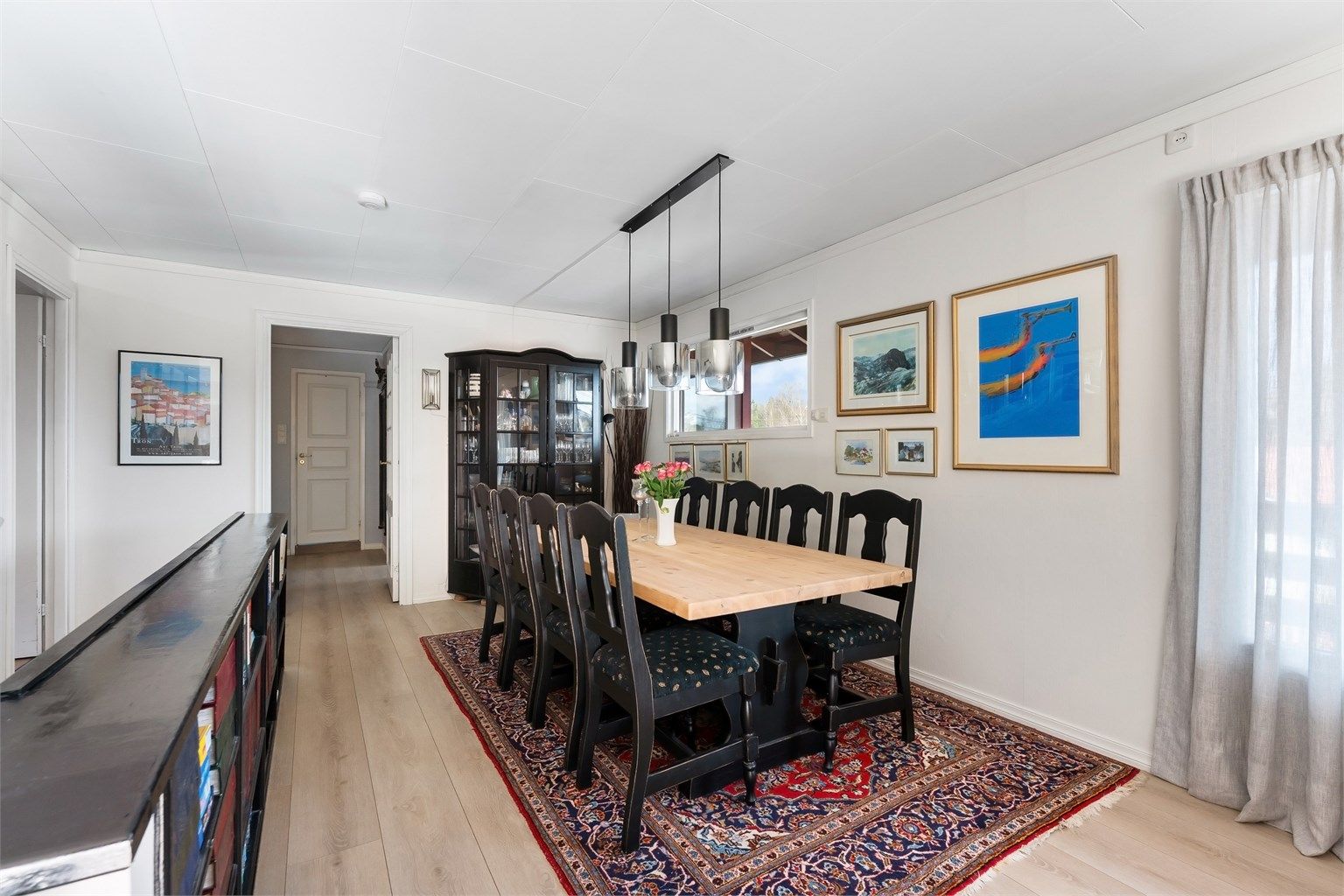 Det er god plass for spisebord i stuen