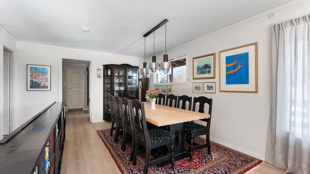 Det er god plass for spisebord i stuen