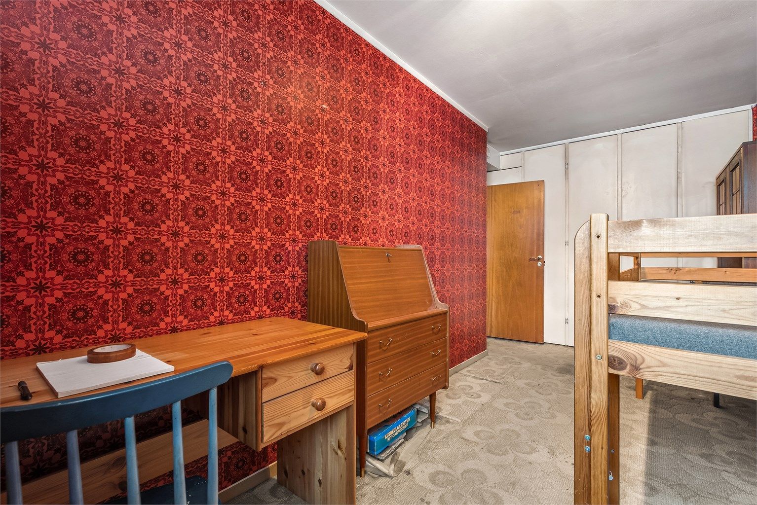 Soverom 1 - plassbygget garderobeløsning