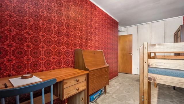 Soverom 1 - plassbygget garderobeløsning