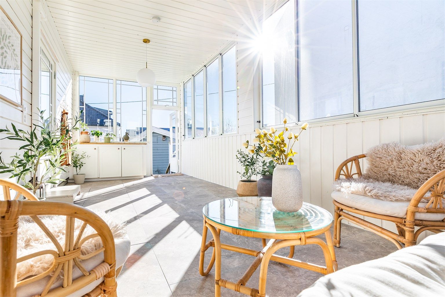 Tidlig på 2000-tallet ble boligen tilbygget med blant annet en vinterhage som nylig er pusset opp. Tilbygget ble godkjent for oppføring i 2001, dog er det ikke sendt inn søknad om ferdigattest. Fotograf; Børge Oppegård.