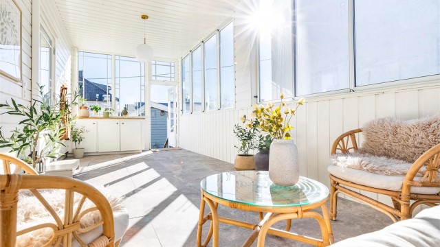 Tidlig på 2000-tallet ble boligen tilbygget med blant annet en vinterhage som nylig er pusset opp. Tilbygget ble godkjent for oppføring i 2001, dog er det ikke sendt inn søknad om ferdigattest. Fotograf; Børge Oppegård.