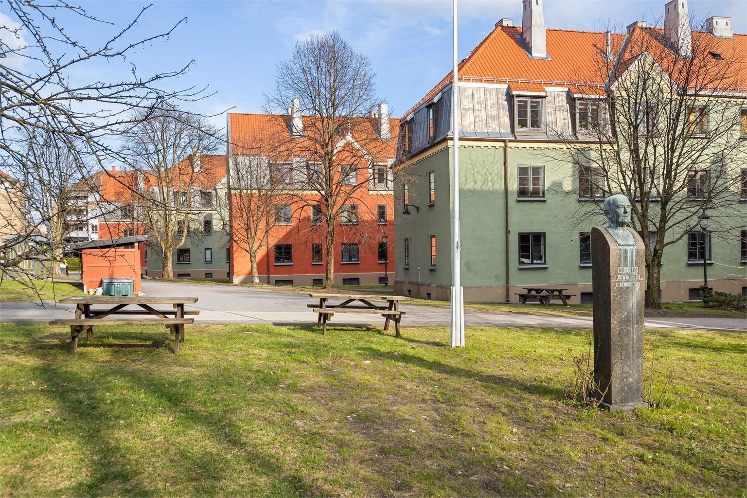 Da byggene ble tegnet, la arkitekt Rivertz stor vekt på at det skulle være plass og lys mellom bebyggelsen, som i dag er til stor glede for beboerne