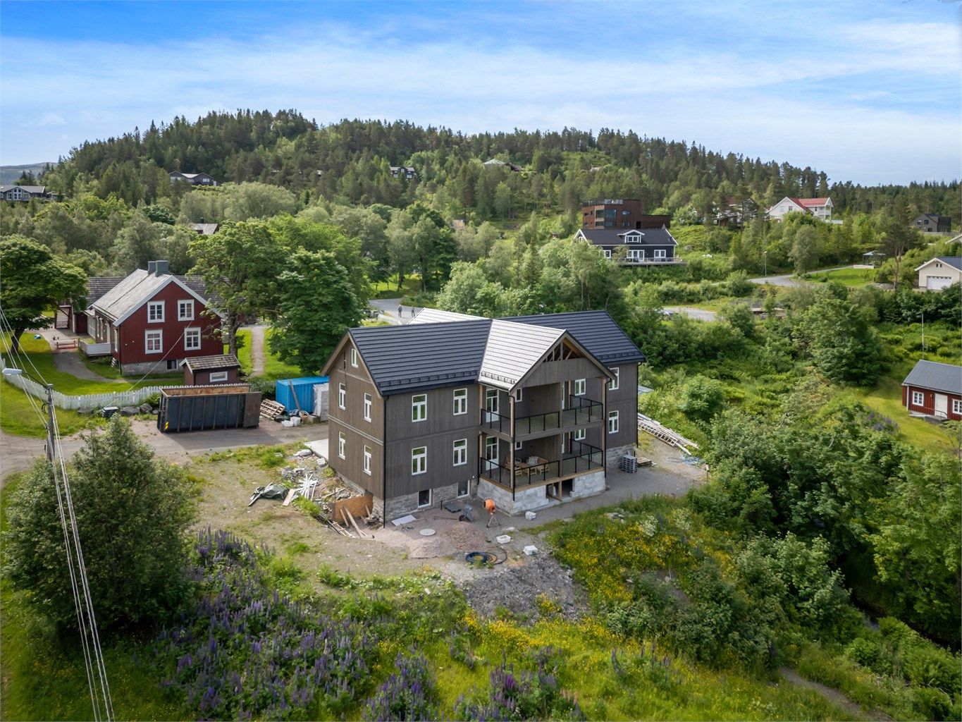 Eiendommen har en attraktiv og sentral beliggenhet i idylliske Råkvåg, med gangavstand til servicetilbud, turmuligheter og fjorden, med flere fine badeplasser og rekreasjonsmuligheter.