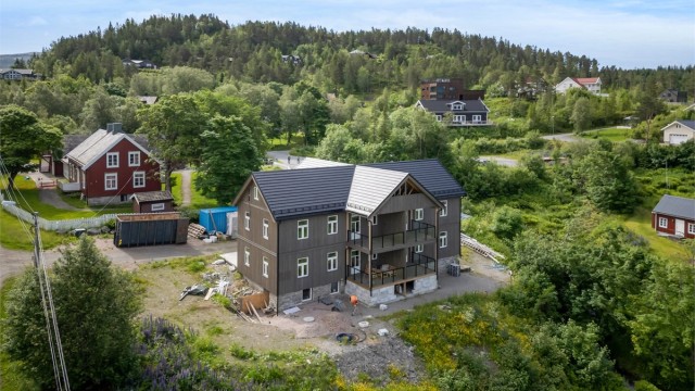Eiendommen har en attraktiv og sentral beliggenhet i idylliske Råkvåg, med gangavstand til servicetilbud, turmuligheter og fjorden, med flere fine badeplasser og rekreasjonsmuligheter.