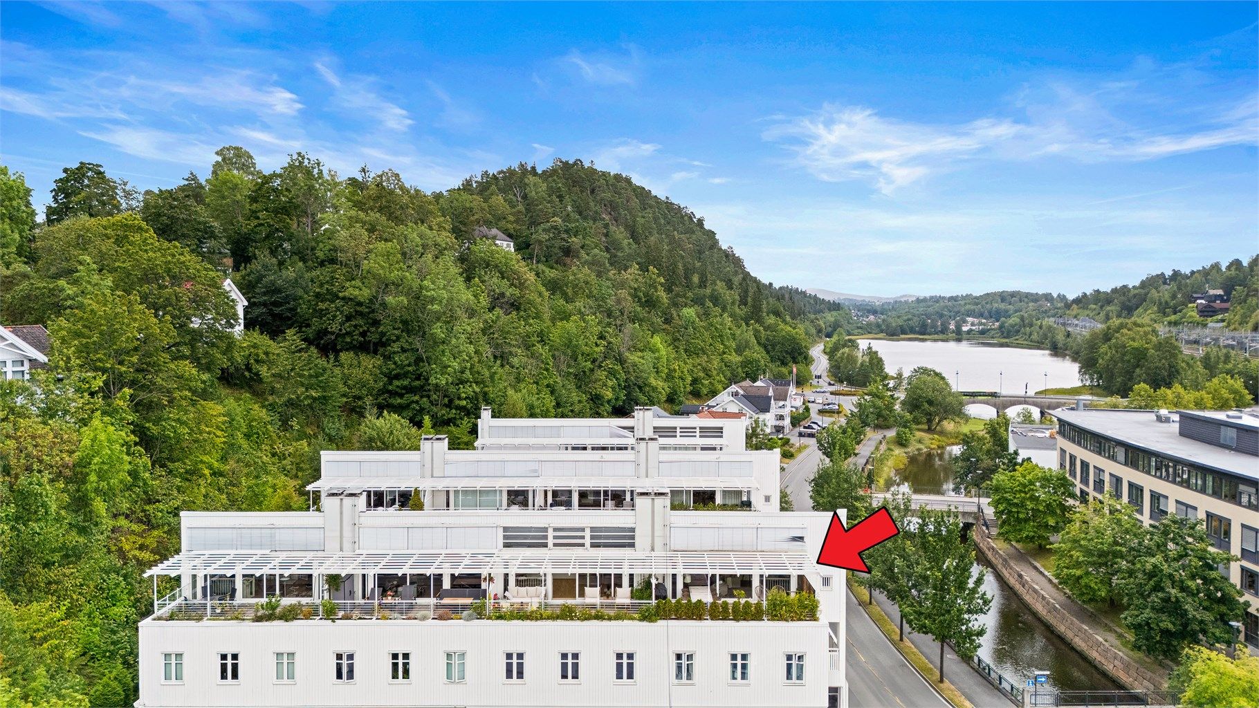 Beliggenheten byr på både rolige og grønne omgivelser, samt nærhet til sentrum.